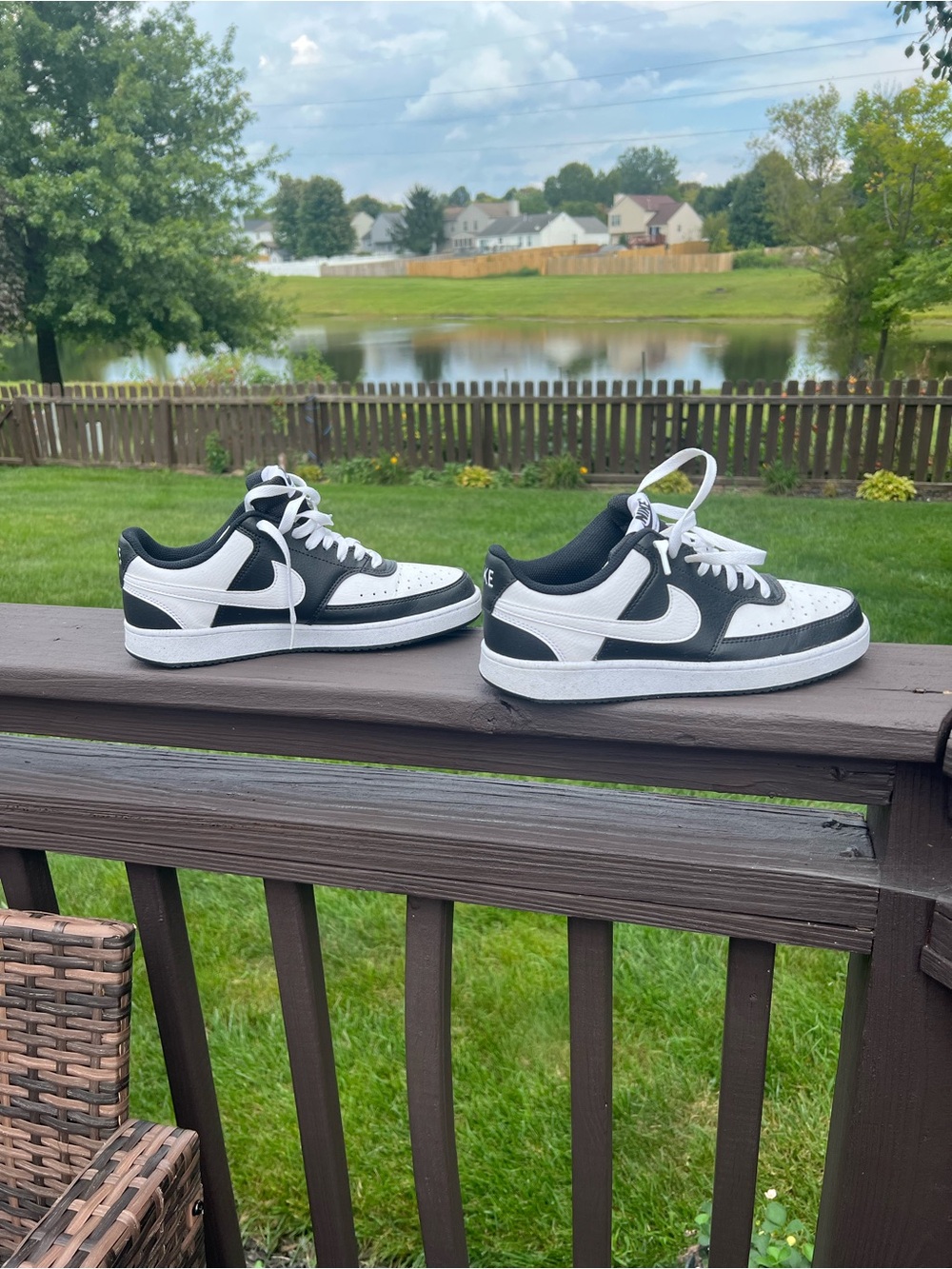 Women’s Black & White Low-Top Nike court vision